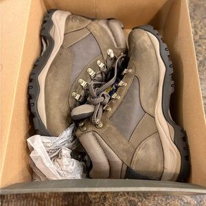NWB Timberland waterproof hiking boots women’s size 9